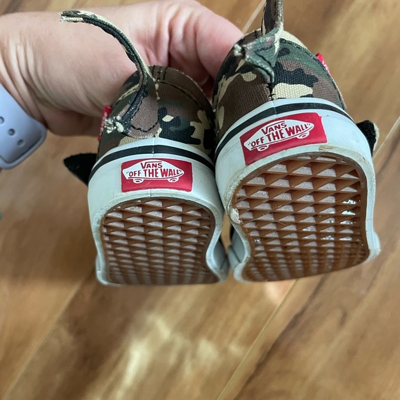 Toddler Vans shark slip on - Picture 2 of 3